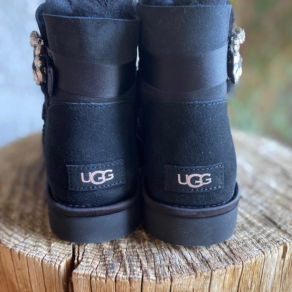 UGG MINI SIDE BROOCH\ BLACK\Size 8 - Picture 2 of 6